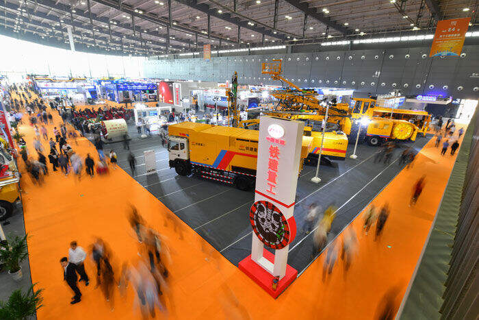 　　5月12日，观众在长沙国际工程机械展览会室内展区参观工程机械设备。新华社记者陈泽国 摄