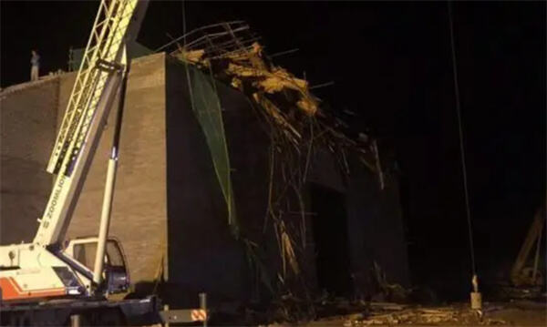 内蒙古鄂尔多斯一厂房坍塌致3死8伤