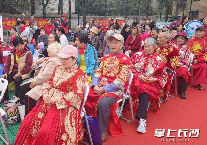 中南院社区举行的“银发喜乐会”上，金婚和钻石婚老人身着大红礼服温馨亮相。 通讯员  王文静  摄