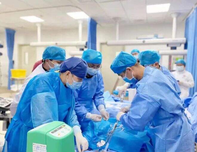 韩小彤带领ECMO团队抢救病人。均为长沙晚报通讯员 田晶晶 供图
