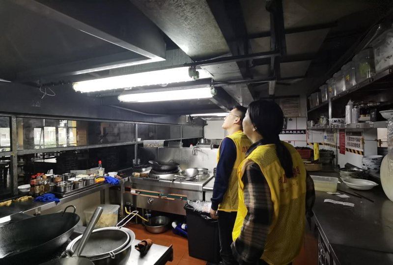 金桂社区网格员检查餐饮门店油烟净化器情况。