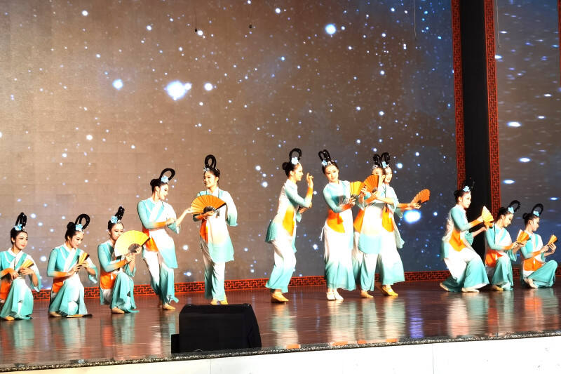 宁乡十三中同学们表演的舞蹈《醉春风》美轮美奂。