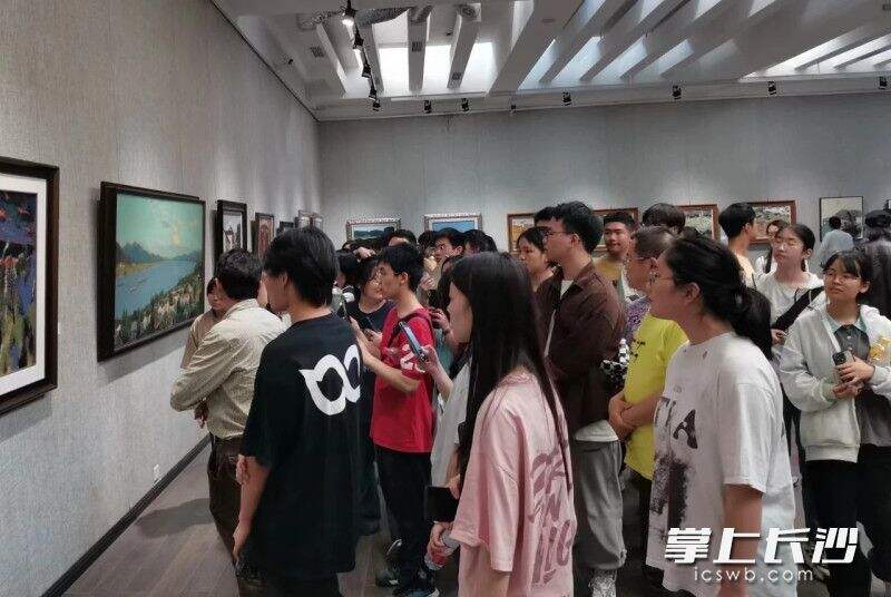 “古镇新颜——长沙乡村名镇油画写生作品展”在湖南省画院美术馆举行。均为主办方供图