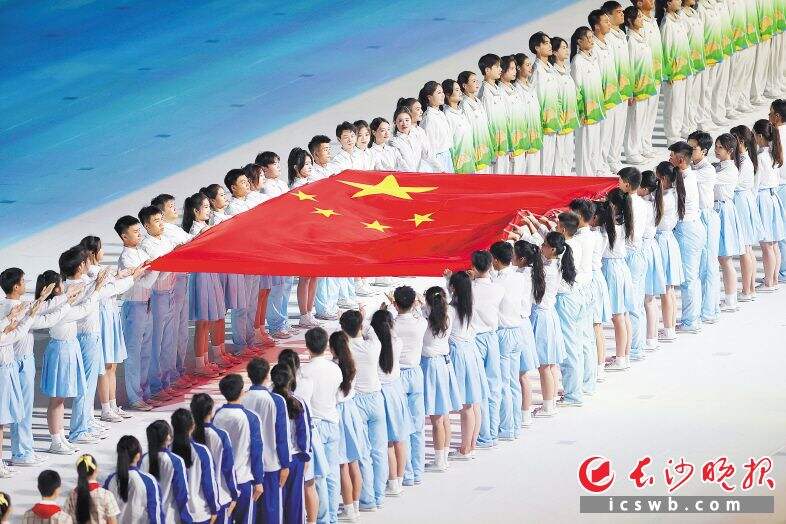 　　中华人民共和国国旗在开幕式上传递。 新华社发