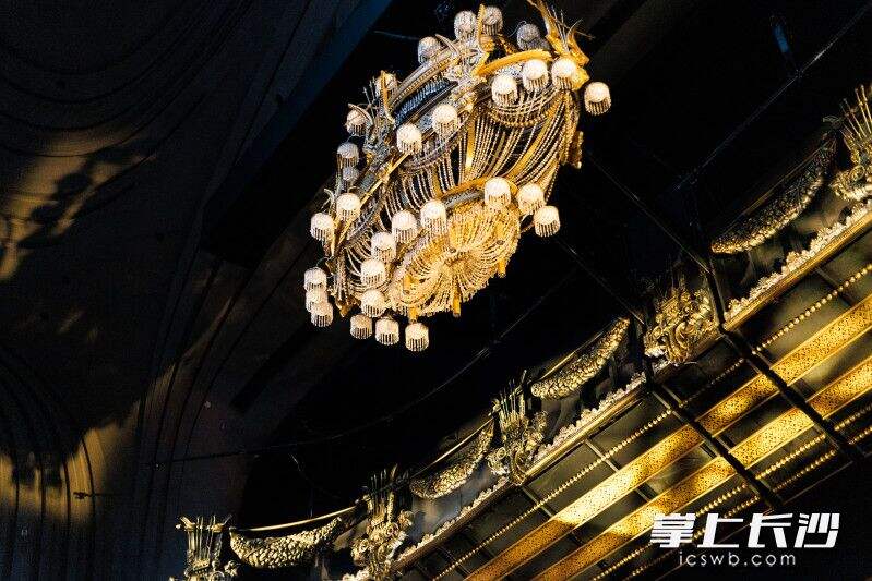 11月5日，音乐剧《剧院魅影》中文版长沙站演出完成“升灯仪式”。均为剧院供图