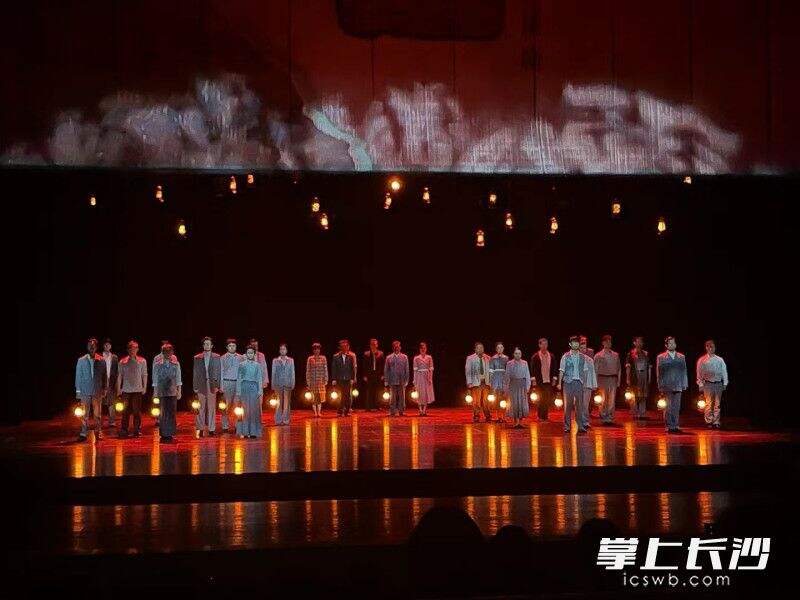 话剧《沧浪之水》亮相温州大剧院。均为湖南省话剧院供图