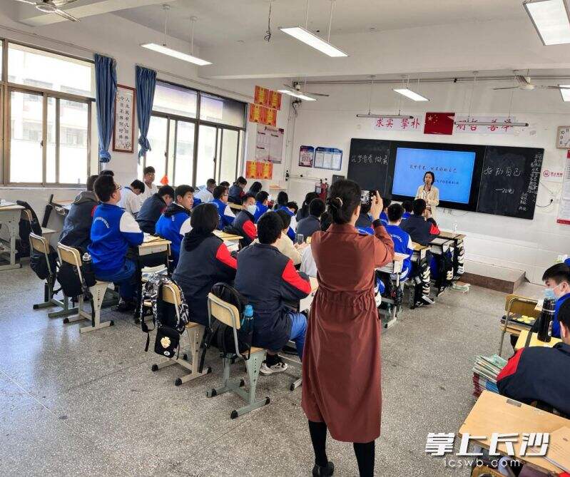 宁灵辉老师指导汪思慧老师进行班会设计。照片由学校提供。