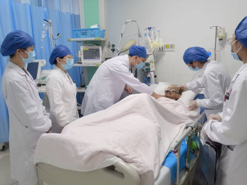 湖南省人民医院呼吸三病区医护人员为童爹爹撤机拔管。长沙晚报通讯员 孙甜 供图