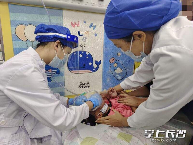 因发热、咳嗽、呕吐到湖南省人民医院就诊的患儿显著增加。长沙晚报通讯员  梁辉 曾赛珍 宋林 供图