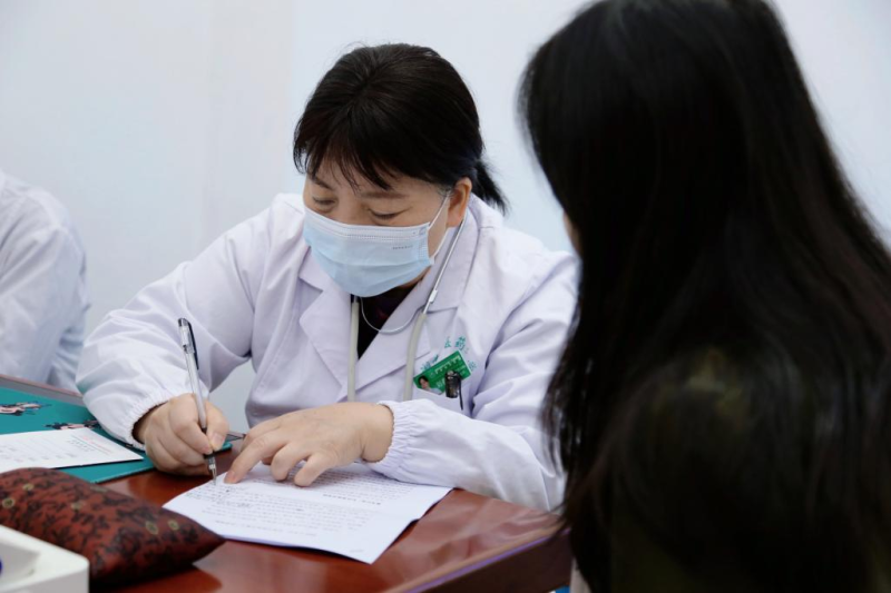 11月8日上午，湖南中医药大学第二附属医院副院长、内科专家刘春华教授（左）在为患者进行义诊。
