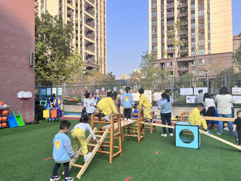 重庆市大渡口幼儿园的孩子们在开心地玩户外游戏。