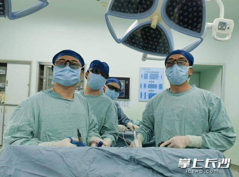 湖南省人民医院肝胆六病区刘毅主任团队为患者实施手术。均为长沙晚报通讯员 梁辉 匡莲子 供图