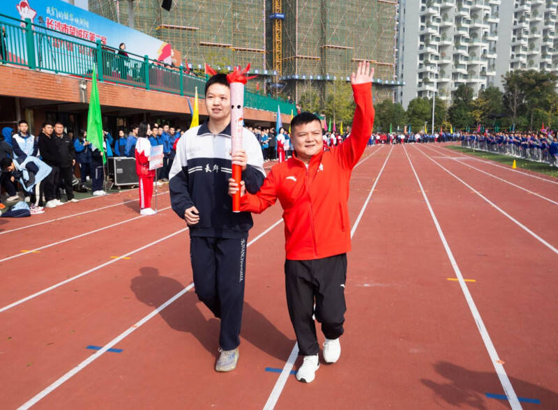 奥运冠军龙清泉传递火炬。