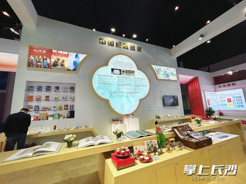 “版权助力建设中华民族现代文明主题展”里的中国版权金奖展区。