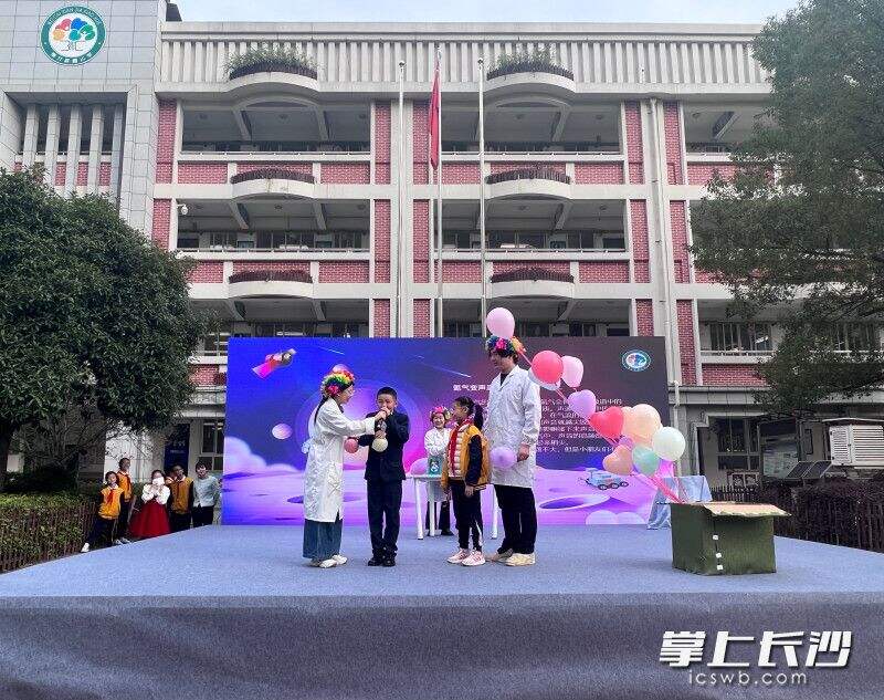 博才咸嘉小学举行校园科技节。全媒体记者 刘俊 摄
