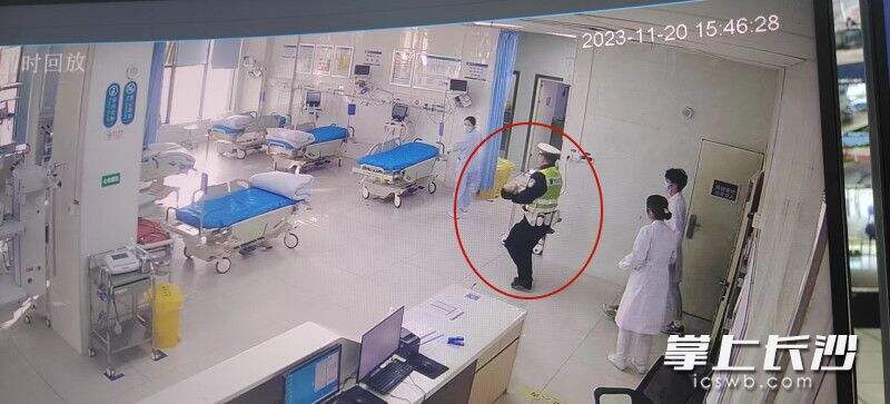 交警抱着孩子冲进急诊室。长沙晚报通讯员 唐采苓 供图