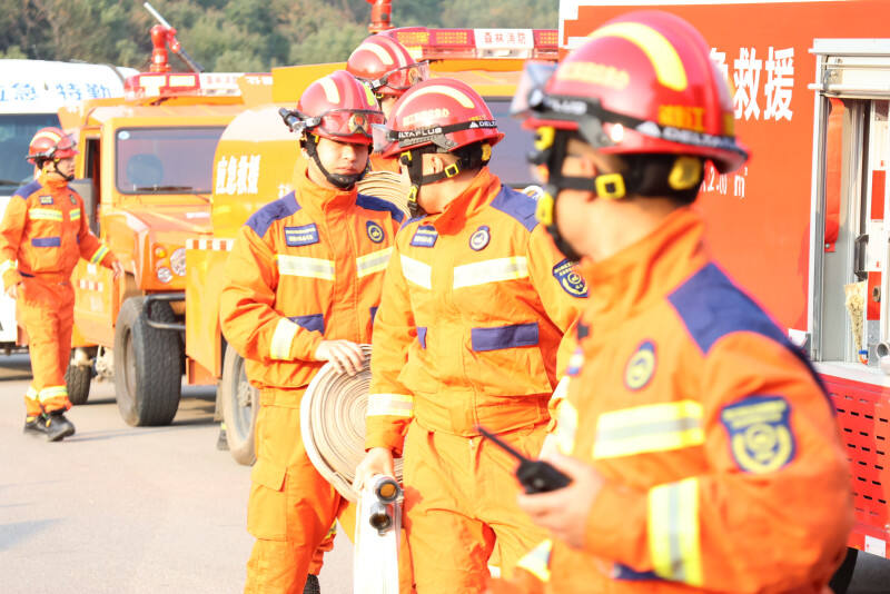 长沙市林业局与湖南湘江新区林业局在长沙象鼻窝森林公园开展森林消防应急救援演练。
