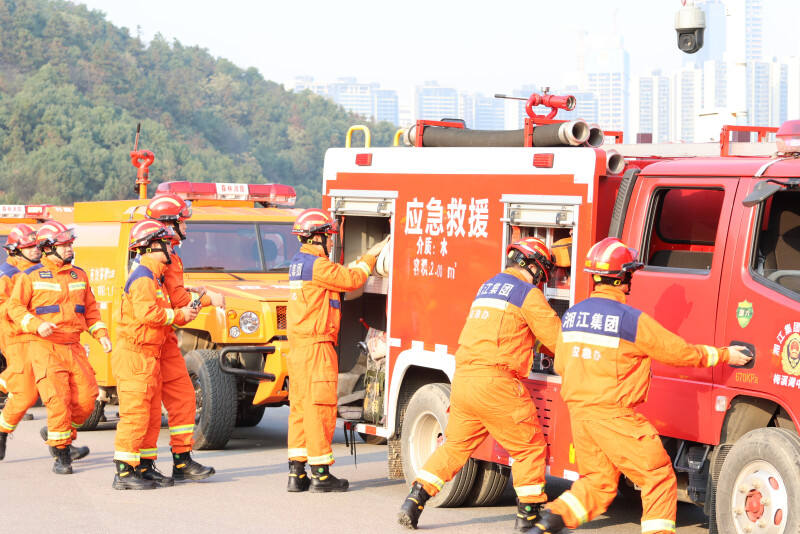 长沙市林业局与湖南湘江新区林业局在长沙象鼻窝森林公园开展森林消防应急救援演练。均由长沙晚报通讯员 尹舒 摄。