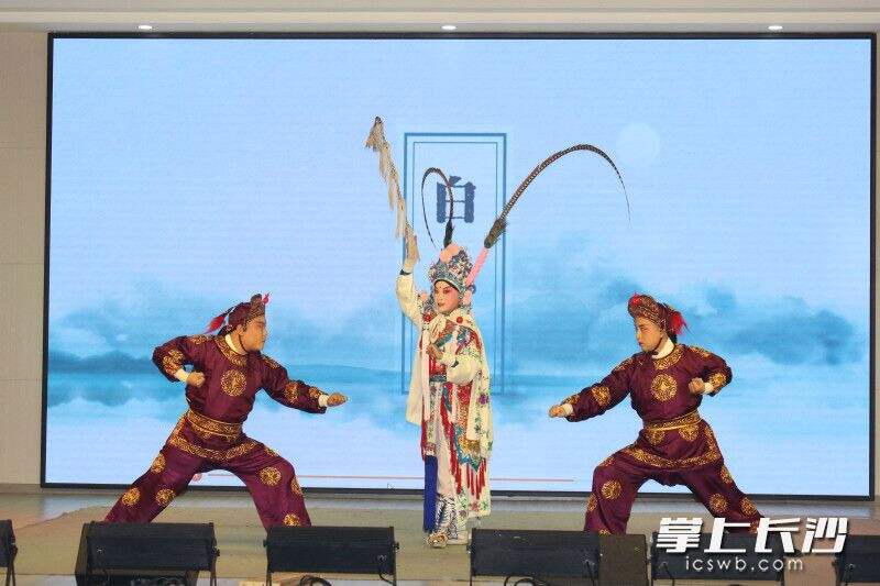 湖南省湘剧院的艺术家们带来精彩的演出。