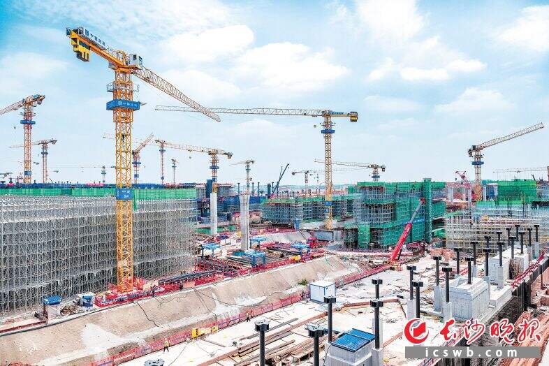 　　长沙机场改扩建项目现场，塔吊林立，一派繁忙的施工景象。长沙晚报通讯员 王蓉 供图