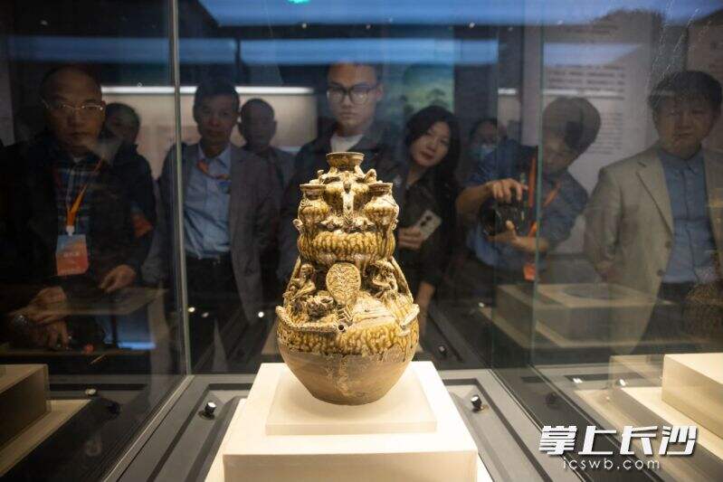 黄岩博物馆里，从汉代走来的文物青瓷五管瓶吸引了众多游客的目光。