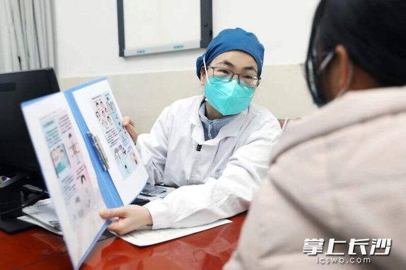 湖南省胸科医院的专家教年轻的宝妈呼吸道传染病高发期如何做好保健措施，增强孩子的免疫力。  医院供图