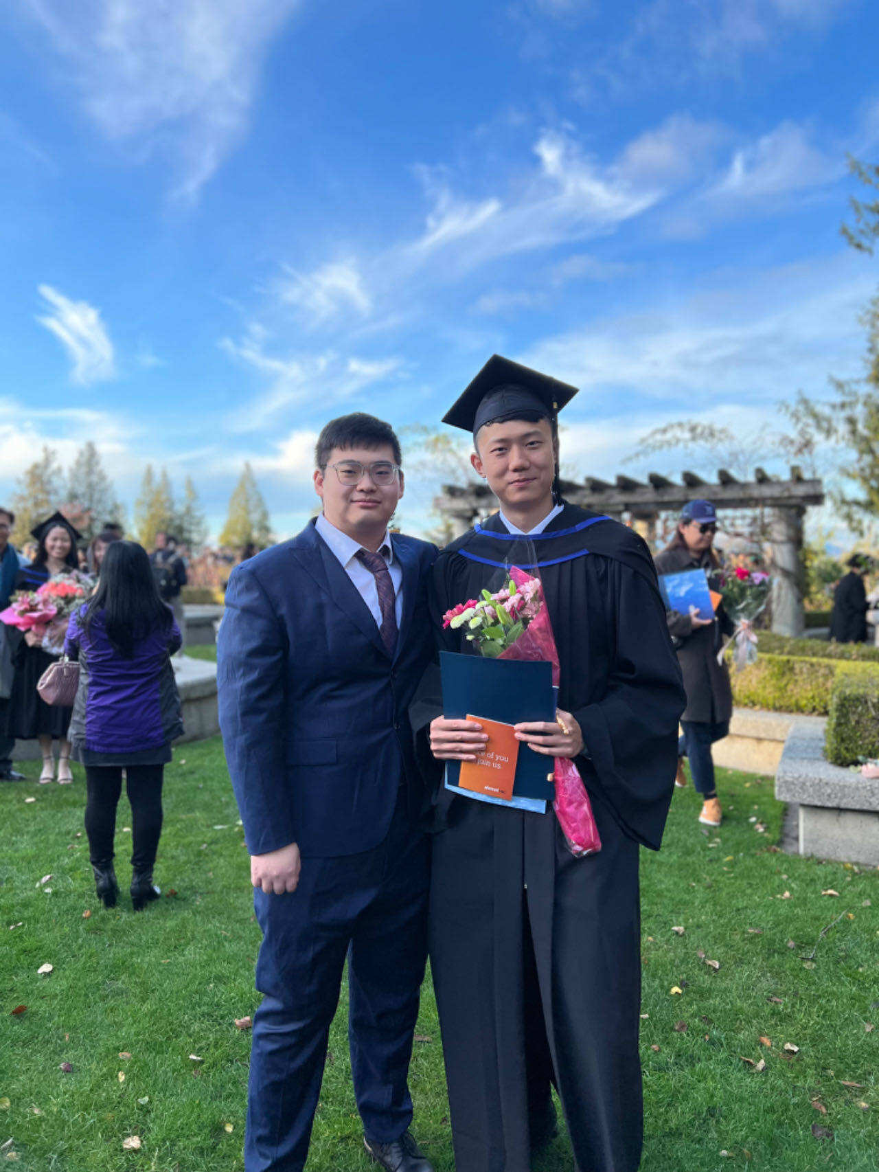 UBC大学迎来首位00后华语音乐人毕业生蒲祖光，毕业典礼上的学士服照片超帅！