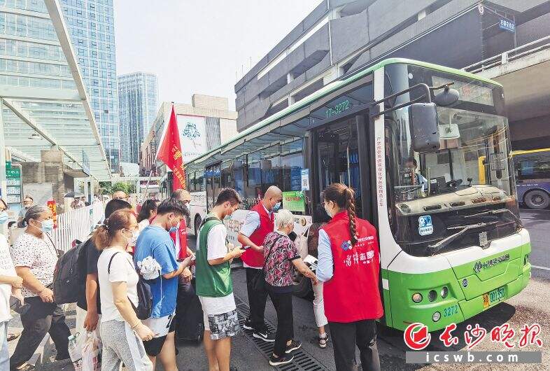 长沙已打造9条“敬老爱老”公交专线，专门定制并投用41台低入口登乘公交车，减少老年人登车隐患。资料图片