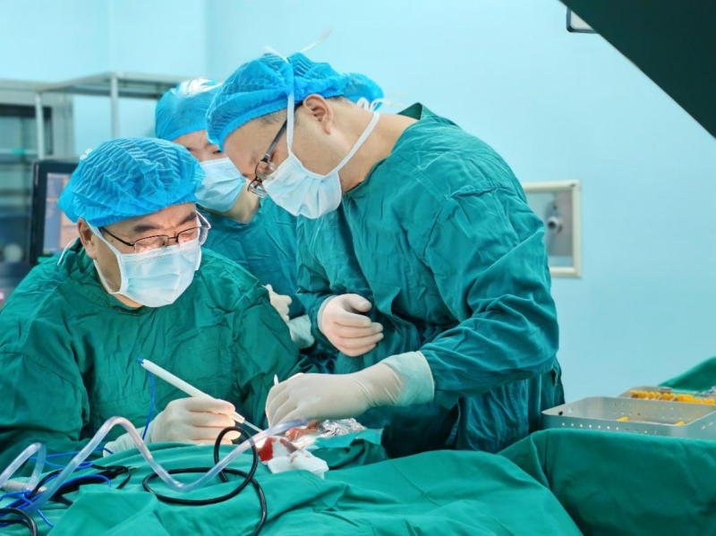 完善术前相关检查后，湖南省妇幼保健院专家为患儿植入多导人工耳蜗。均为长沙晚报通讯员 蔡晓 供图