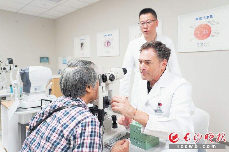 来自爱尔欧洲Clinica Baviera的眼科专家Dr.Pablo在四川爱尔为患者看诊。 文波供图