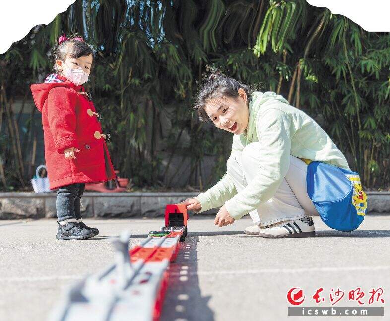 陈湘云（右）陪小石榴在户外玩游戏。　均为长沙晚报全媒体记者 董阳 摄