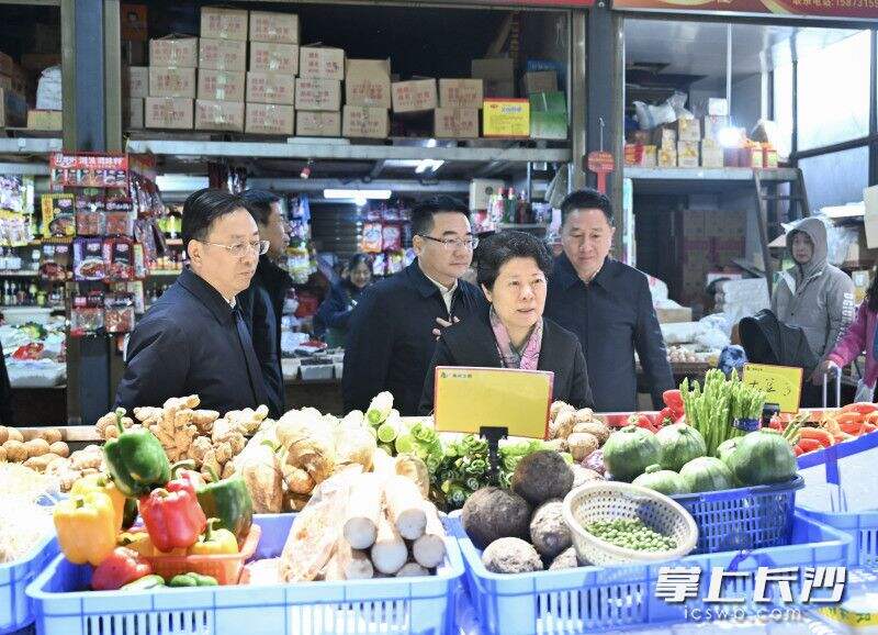 吴桂英以“四不两直”方式深入岳麓区滨江农贸市场，检查督导环境卫生、经营秩序、食品安全等工作。