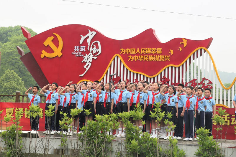 在宁乡市夏铎铺镇石仑关，学生们合唱红歌。受访方供图