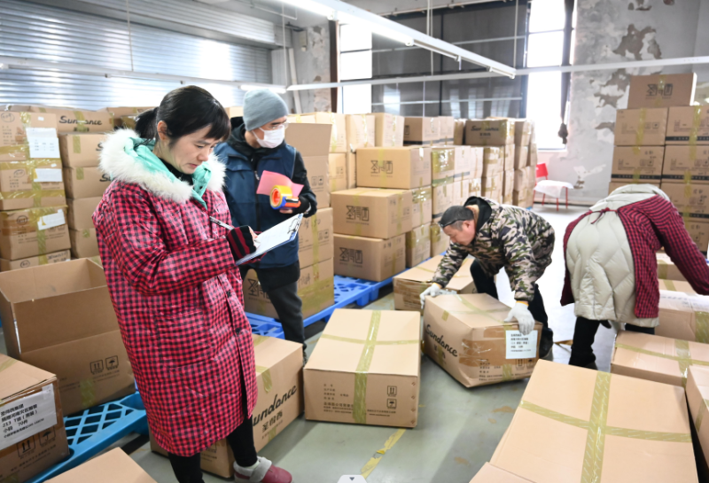 圣得西组织公司员工从仓库中调拨了大批鹅绒服、冬季裤装等价值300万元的冬令衣物。