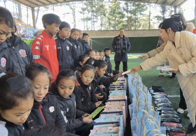 给彝族足球小将们赠送慰问品和书信。