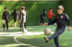 共同点亮足球梦！长沙这所足球特色学校老师赴湘乡看望彝族足球小将