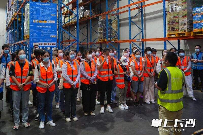 沃尔玛组织学员参观位于杭州的生鲜配送中心。