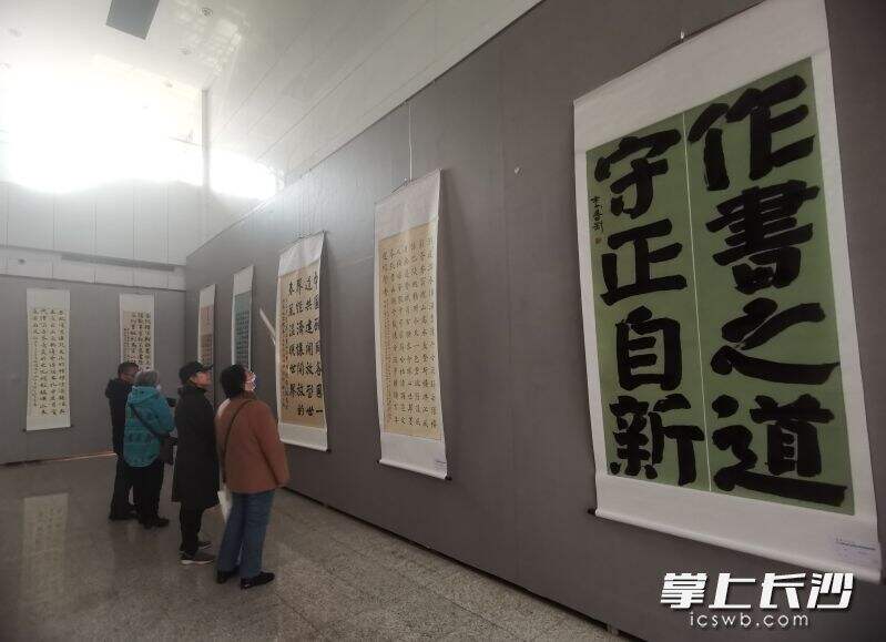 “作书之道，守正自新”，中国颜体书法研究会会长李凤刚的参展作品醒目吸睛。