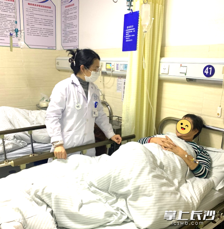 湖南航天医院内分泌科医生在病房了解患者的病情。由医院供图