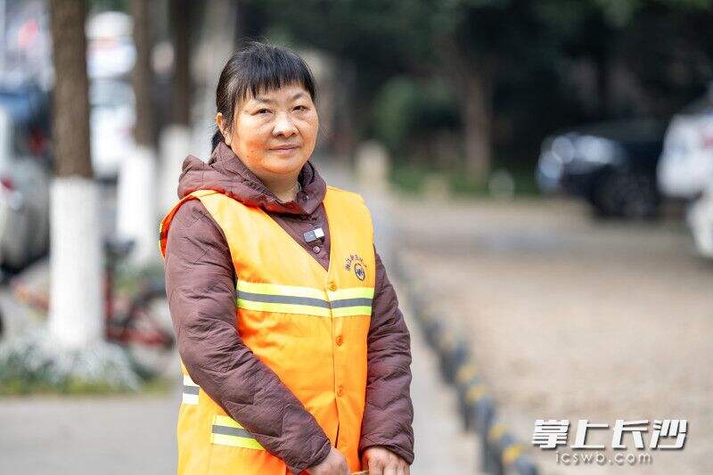 52岁的湖南湘江新区环卫工人黄新生爱读书、爱写诗，她一直有个大学梦。长沙晚报全媒体记者 冯启阳 摄