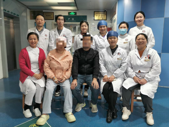 陈女士及家人与湖南省人民医院产科、泌尿外科医护团队合影。