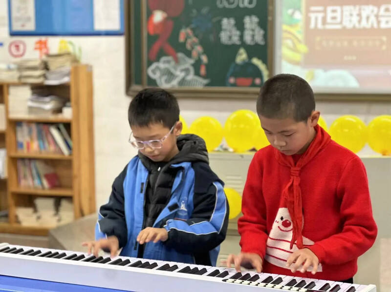2007班，两名小男生正在弹琴。
