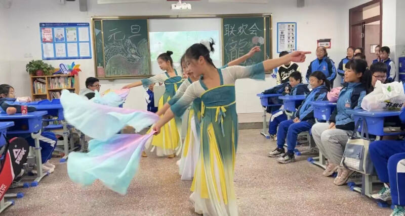 1805班，几名女生跳起了欢快的舞蹈。均为长沙晚报通讯员 彭惠明 供图
