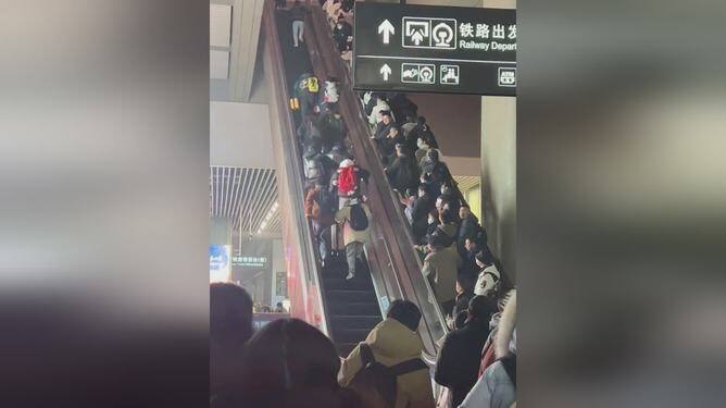 乘客赶高铁逆行扶梯变跑步机