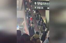 乘客赶高铁逆行扶梯变跑步机 高铁乘客安全须知