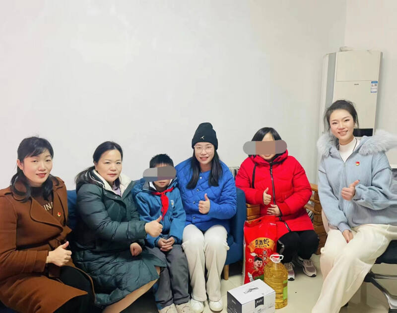 元旦前夕，林志仁（左二）和党员教师看望慰问少数民族学生家庭。