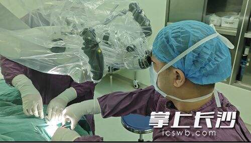 中南大学湘雅三医院癫痫中心杨靓教授主刀，为一名24岁的患者成功实施国产化心率感应式闭环迷走神经电刺激器植入手术。均为医院供图