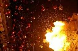 武汉跨年夜群众放氢气球撞上高压线引发爆炸 现场究竟发生了什么