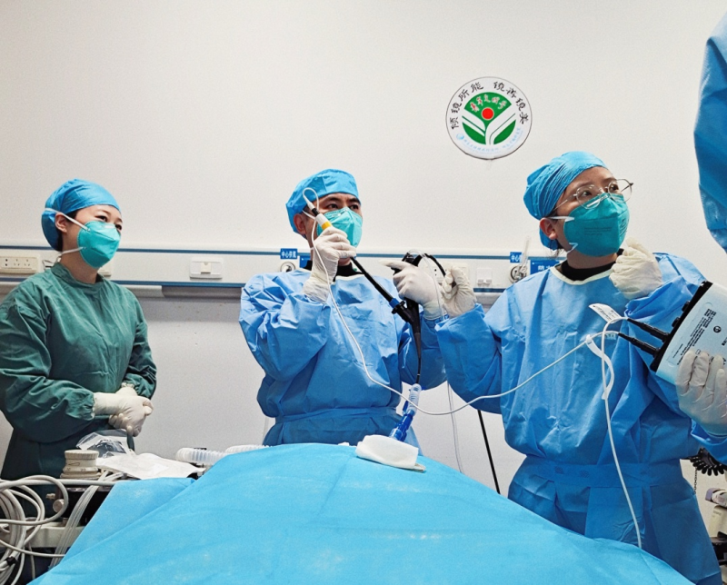 湖南省胸科医院内镜中医医护人员采用电磁导航支气管镜新技术，帮助患者实现快速精准诊断。由医院供图