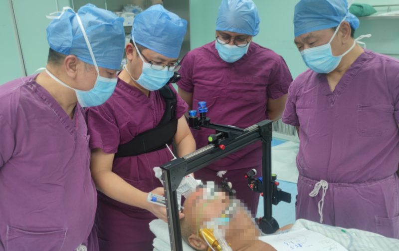 湖南航天医院神经外科卒中团队的专家采用激光立体定位确保患者手术精准。坦桑尼亚国家医学中心萨克尔医生（右二）全程观摩学习。由医院供图
